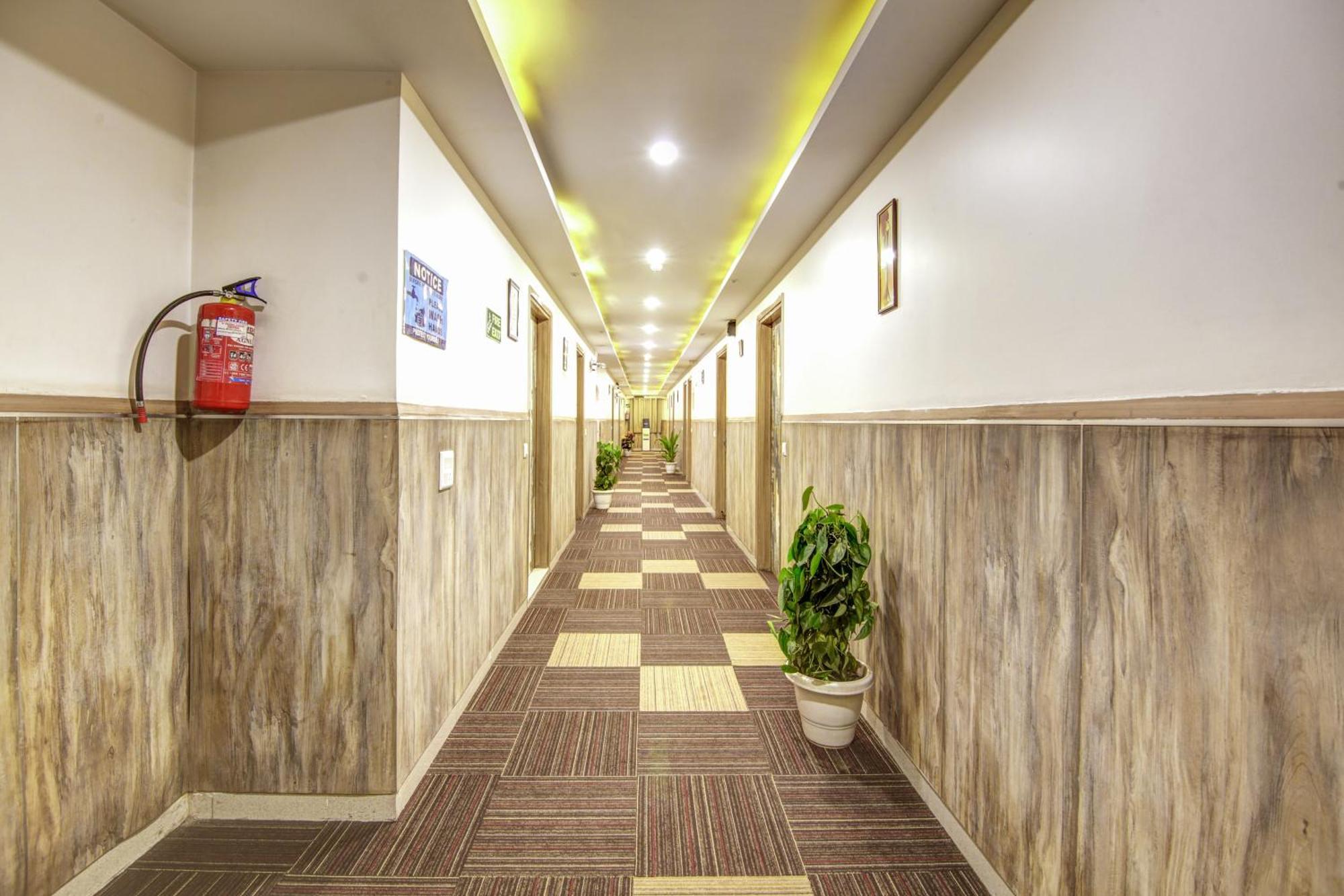 Gracious By Vishesh Hotels & Home Stay New Delhi Exterior photo
