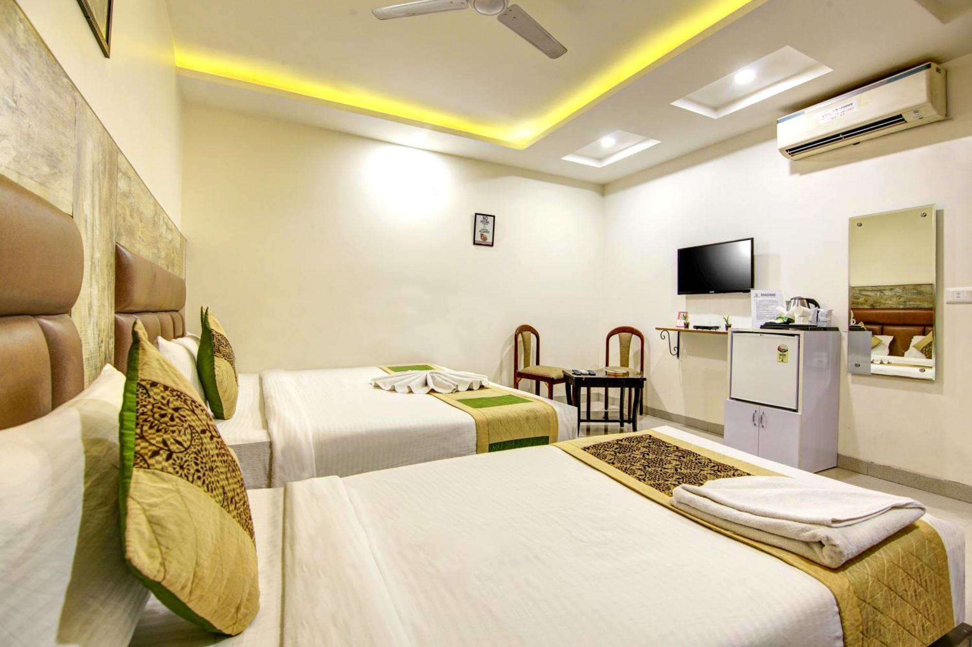 Gracious By Vishesh Hotels & Home Stay New Delhi Exterior photo